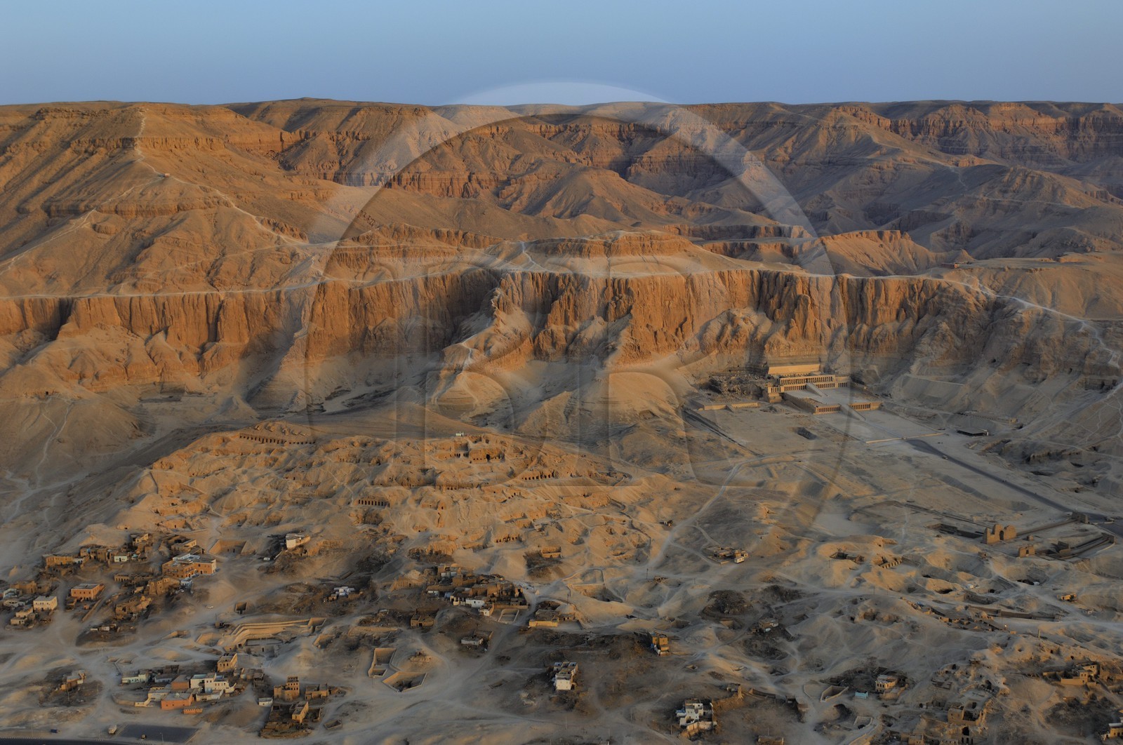 Egypte, Haute Egypte, vallée du Nil, environs de Louxor, nécropole thébaine classée Patrimoine Mondial de l'UNESCO, Thèbes Ouest, Deir el Bahari, temple d'Hatchepsout (vue aérienne)
