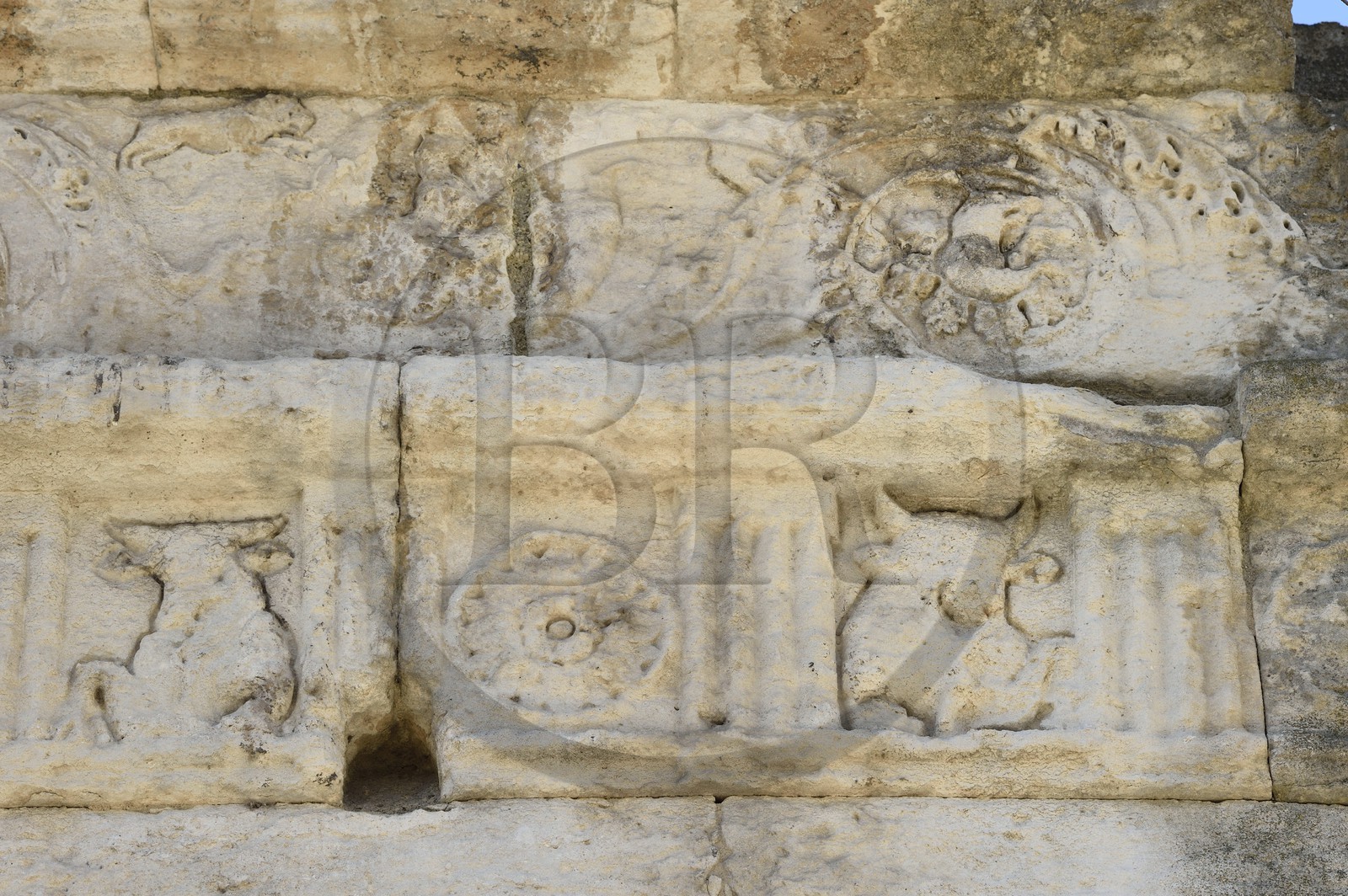 France, Bouches-du-Rhône (13), Arles, le théâtre antique du Ier siècle av JC classés Patrimoine Mondial de l'UNESCO, motifs de taureaux qui décorent l’enceinte estérieure
