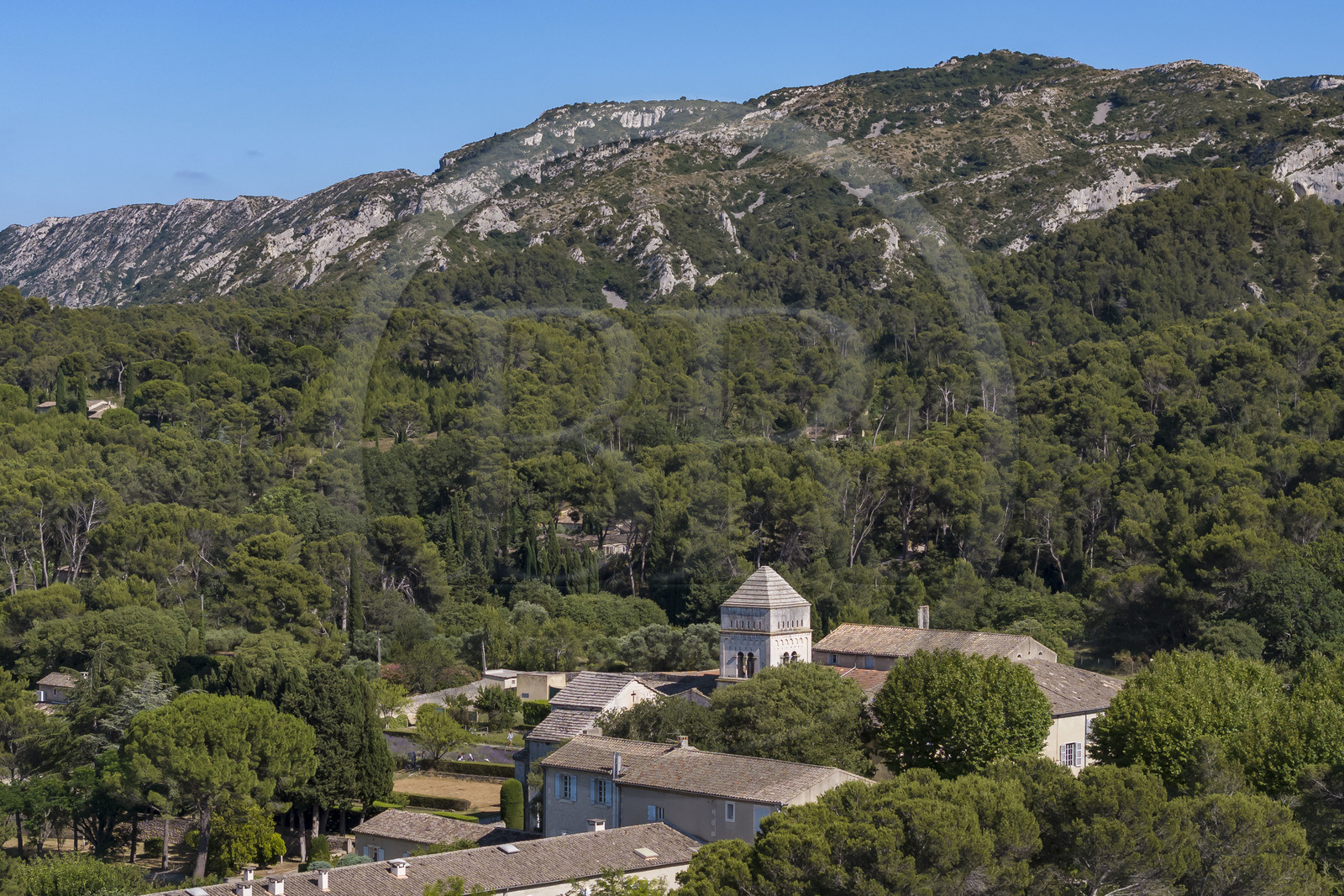 France, Bouches-du-Rhône (13), Parc Naturel Régional des Alpilles, Saint-Rémy-de-Provence, monastère Saint-Paul-de-Mausole, Van Gogh y fût interné en 1889-1890, au pied du massif des Alpilles (vue aérienne)