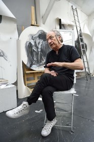 France, Ivry-sur-Seine (94), l'artiste plasticien Ernest Pignon-Ernest dans son atelier