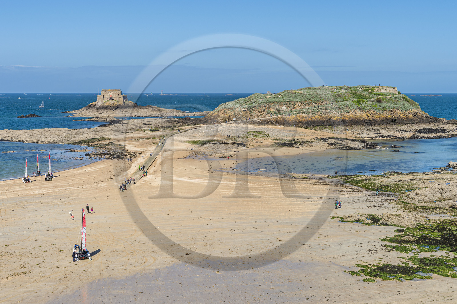 France, Ille et Vilaine, Cote d'Emeraude (Emerald Coast), Saint Malo, Fort designed by Vauban on the rocky island Petit-Bé on the left and Grand-Bé on the right, at low tide