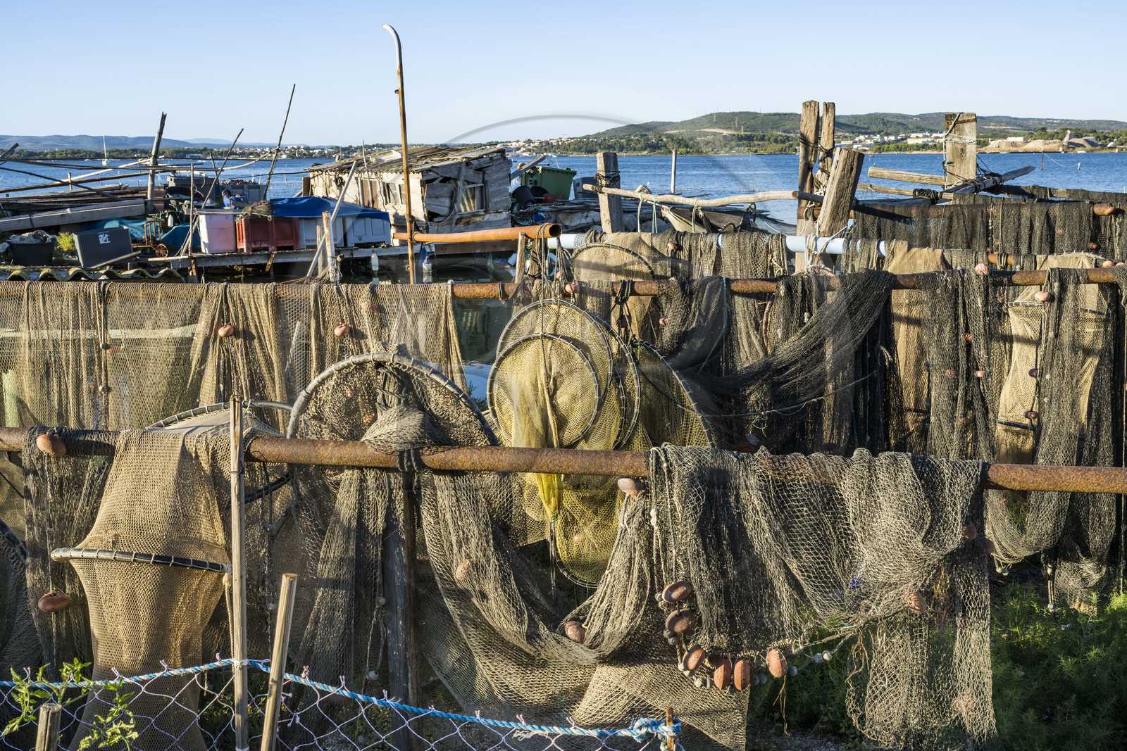 France, Hérault (34), Sète, quartier de la Pointe Courte, quartier de pecheurs sur les rives de l'étang de Thau, filets de peche séchant au soleil