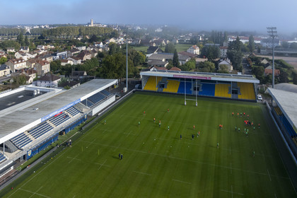 France, Nièvre (58), Sermoise-sur-Loire, stade du Pré-Fleuri, séance d'entrainement des joueurs de l'USON Nevers Rugby (vue aérienne)