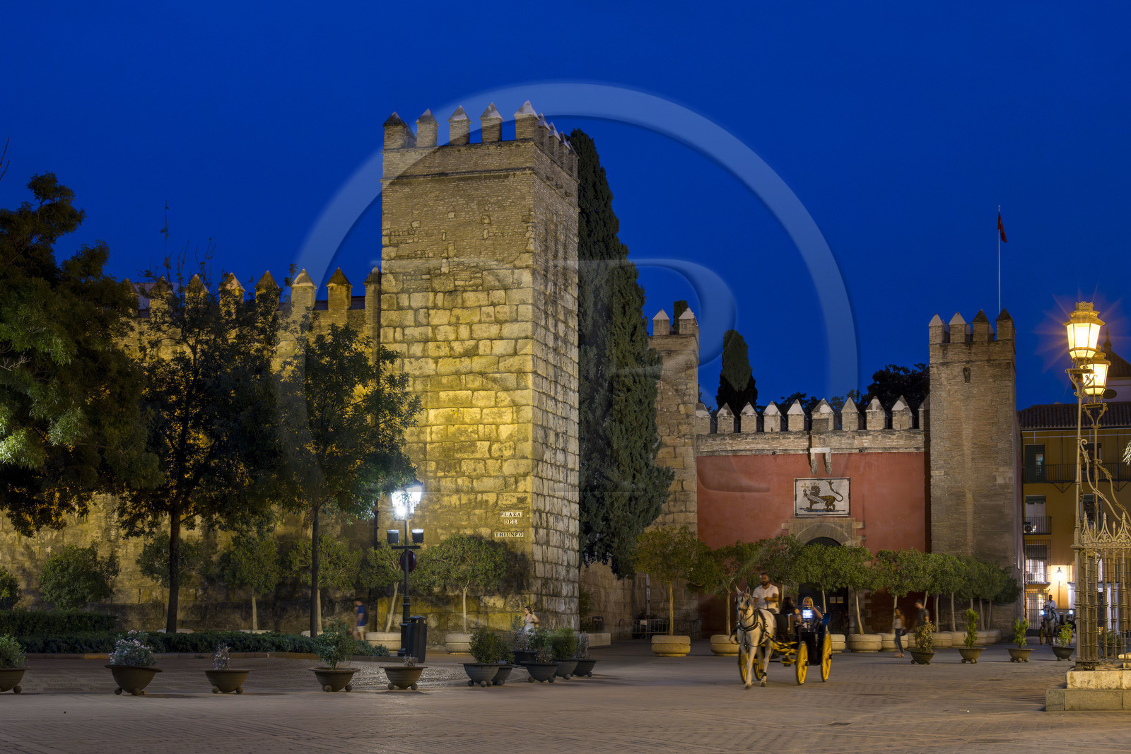 Espagne, Andalousie, Séville, Alcazar de Séville (Reales Alcazares de Sevilla), classé Patrimoine Mondial de l'UNESCO, la muraille extérieure, calèche devant la porte du Lion
