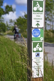 France, Charente-Maritime (17), Rochefort, cyclistes sur la véloroute La Flow Vélo dans l'estuaire de la Charente vers Vergeroux, panneau indicateur