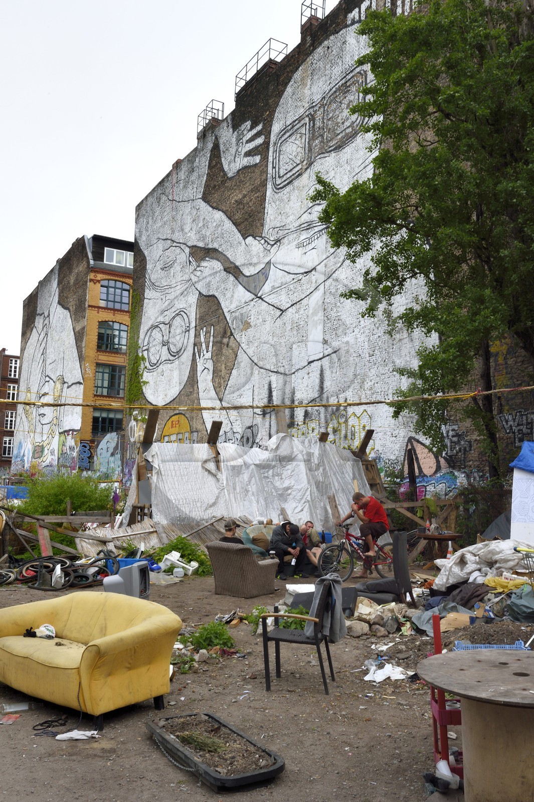 Allemagne, Berlin, quartier de Friedrichshain-Kreuzberg, peinture murale géante dans un squat de la Schlesische strasse