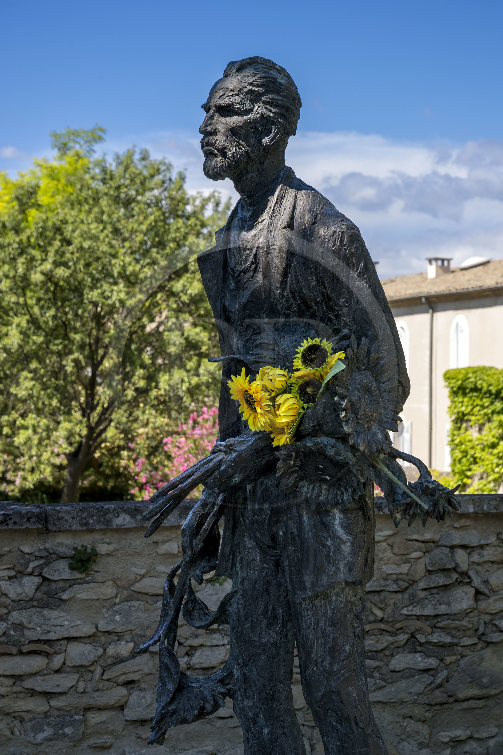 France, Bouches-du-Rhône (13), Parc Naturel Régional des Alpilles, Saint-Rémy-de-Provence, monastère Saint-Paul-de-Mausole, où Van Gogh fût interné en 1889-1890, statue de Van Gogh par le sculpteur Ossip Zadkine