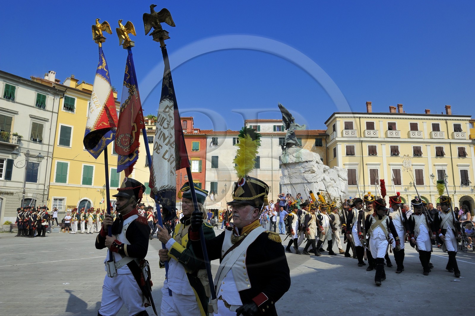 Italie, Ligurie, Sarzana, Napoleon Festival, soldats français de la Grande Armée du 18ème Régiment d'Infanterie de Ligne défilant sur la Piazza Matteotti