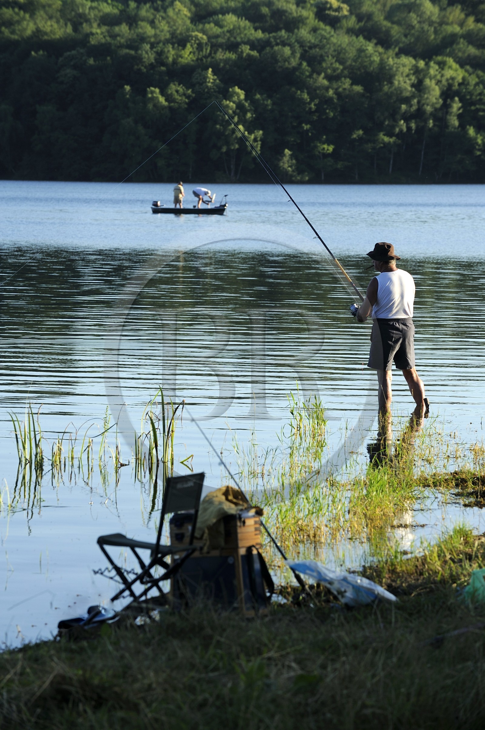 France, Nièvre (58), lac de Pannecière, pêche à la ligne en soirée