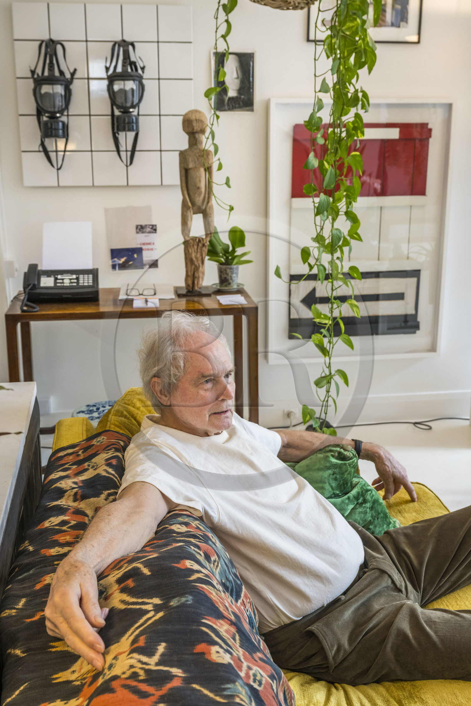 France, Paris (75), l'artiste plasticien Jean-Pierre Raynaud dans son appartement atelier