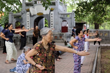 Vietnam, Hanoï, vieille ville, lac Hoan Kiem appelé le petit lac ou lac de l'épée restituée, femmes pratiquant le Tai chi