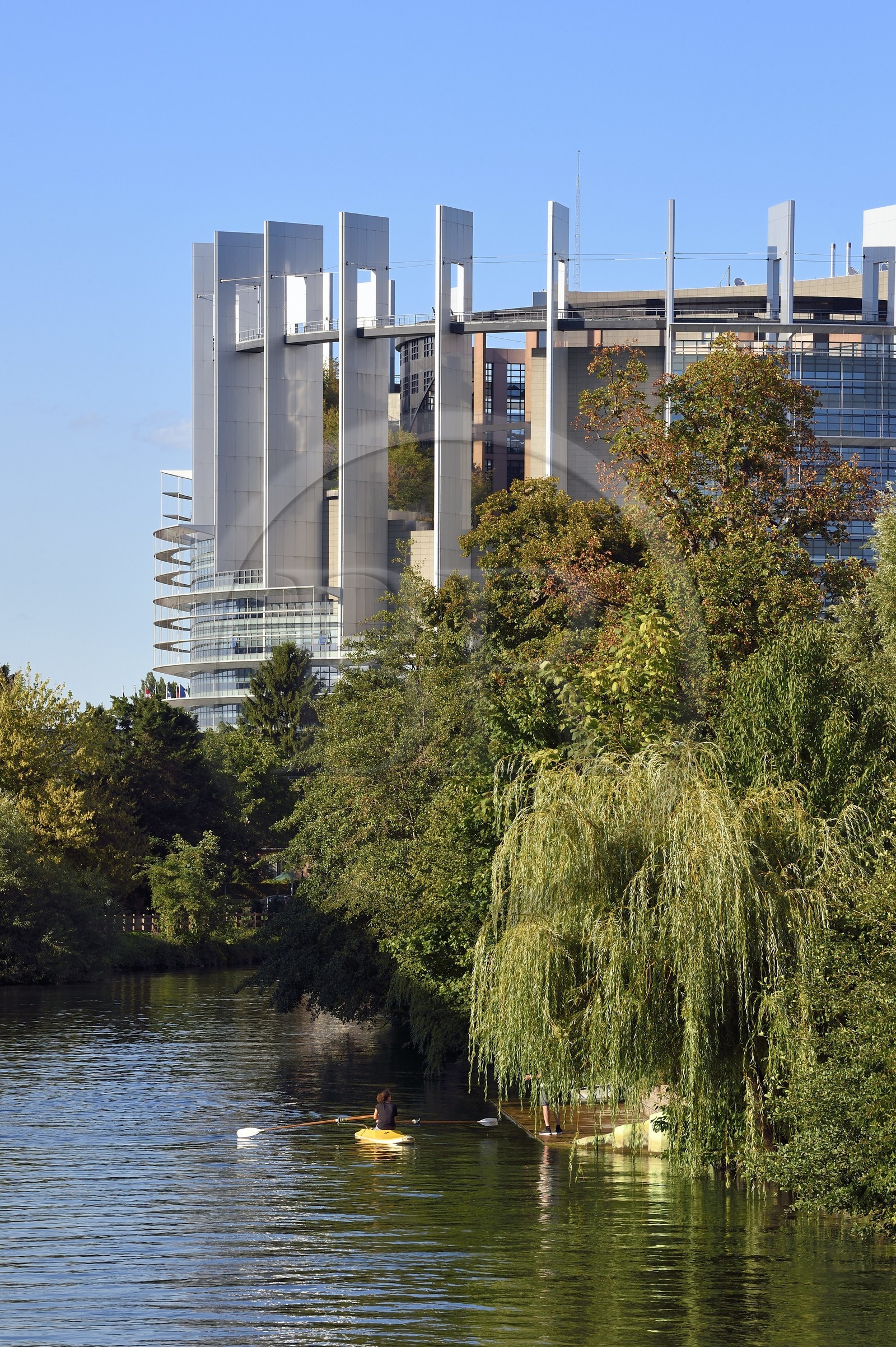 France, Bas-Rhin (67), Strasbourg, quartier européen, le Parlement européen en bordure de la rivière l'Ill