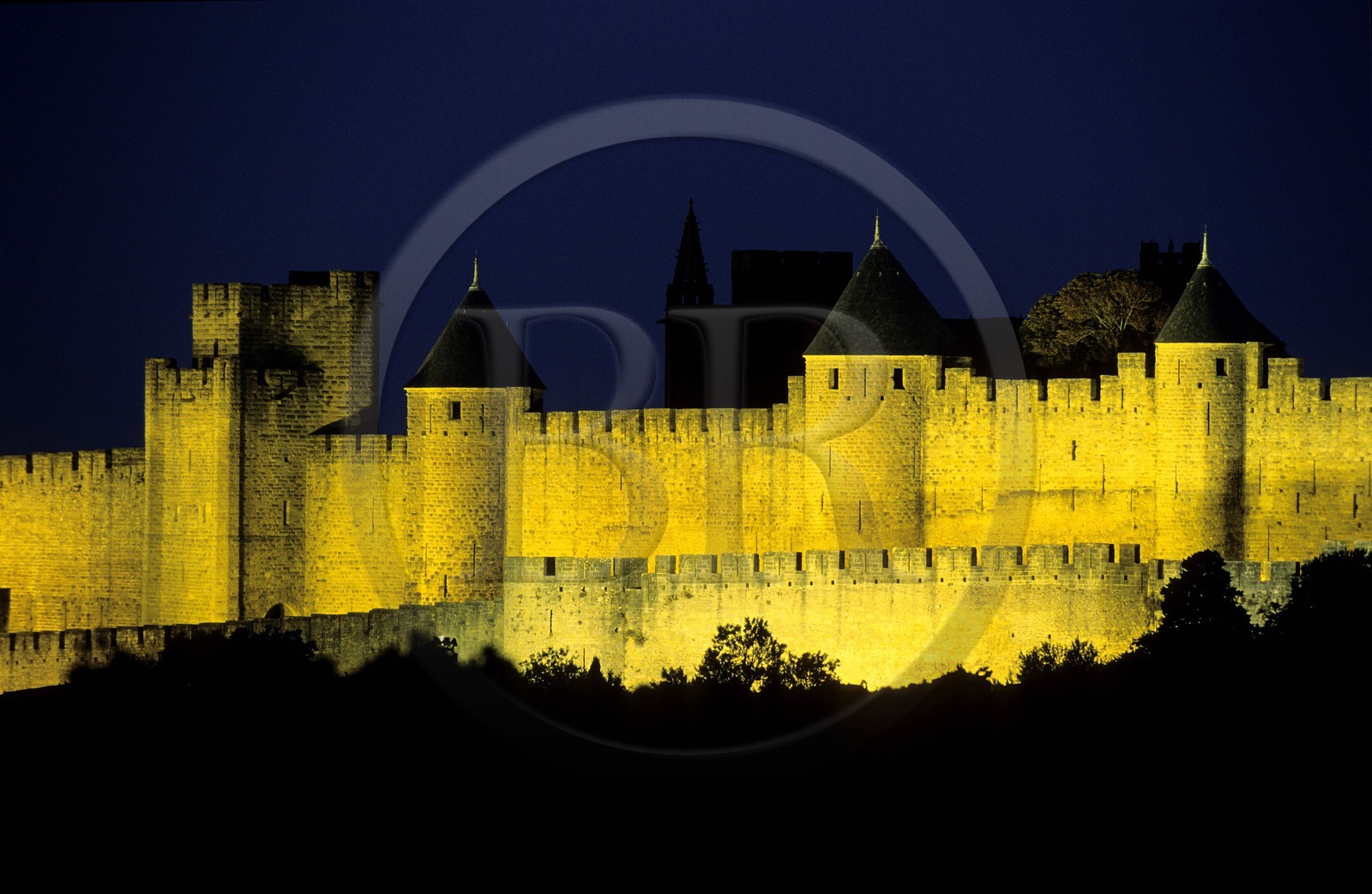 France, Aude (11), les remparts de la cité de Carcassonne la nuit