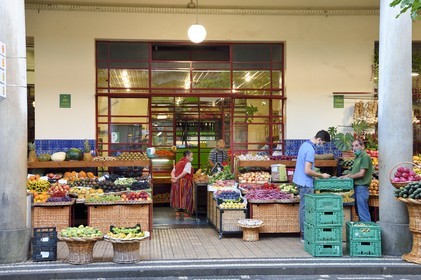 Portugal, Ile de Madère, Funchal, le marché couvert Mercado dos Lavradores, étal de fruits et légumes