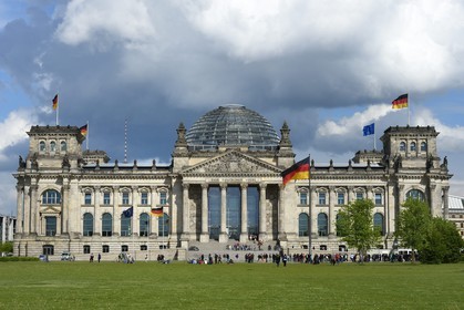 Allemagne, Berlin, le Reichstag avec le dome en verre du Bundestag (parlement allemand depuis 1999) de l'architecte Sir Norman Foster