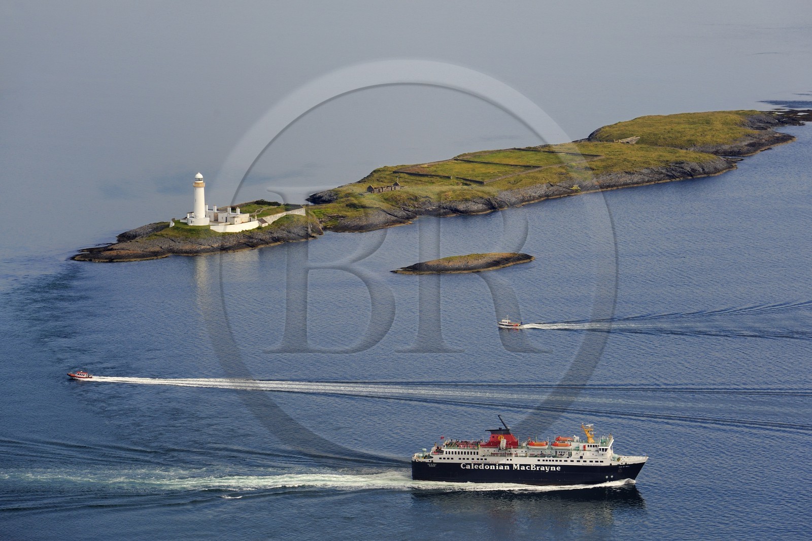 Royaume-Uni, Ecosse, Highland, Hébrides intérieures, phare de l'Ile de Lismore dans le Loch Linnhe à l'Est de l'Ile de Mull, passage du ferry reliant Craignure sur Mull à Oban (vue aérienne)