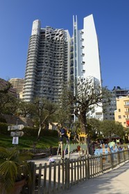 Principauté de Monaco, Monaco, parc Princesse Antoinette et l'immeuble Le Simona, actuellement en construction, conçu par l'architecte Jean-Pierre Lott