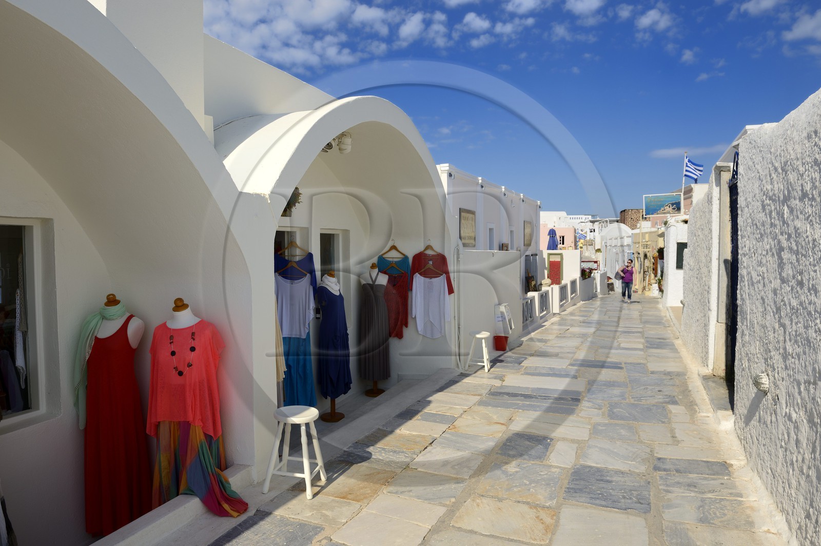 Grèce, Les Cyclades, mer Égée, île de Santorin (Thira ou Théra), village de Oia, la rue principale