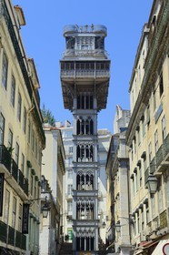 Portugal, Lisbonne, quartier de Baixa pombalin, elevador de Santa Justa, tour métallique avec ascensceur en style néogothique, construit en 1902 par Raoul Mesnier du Ponsard, étudiant de Gustave Eiffel, vu depuis la rue Santa Justa