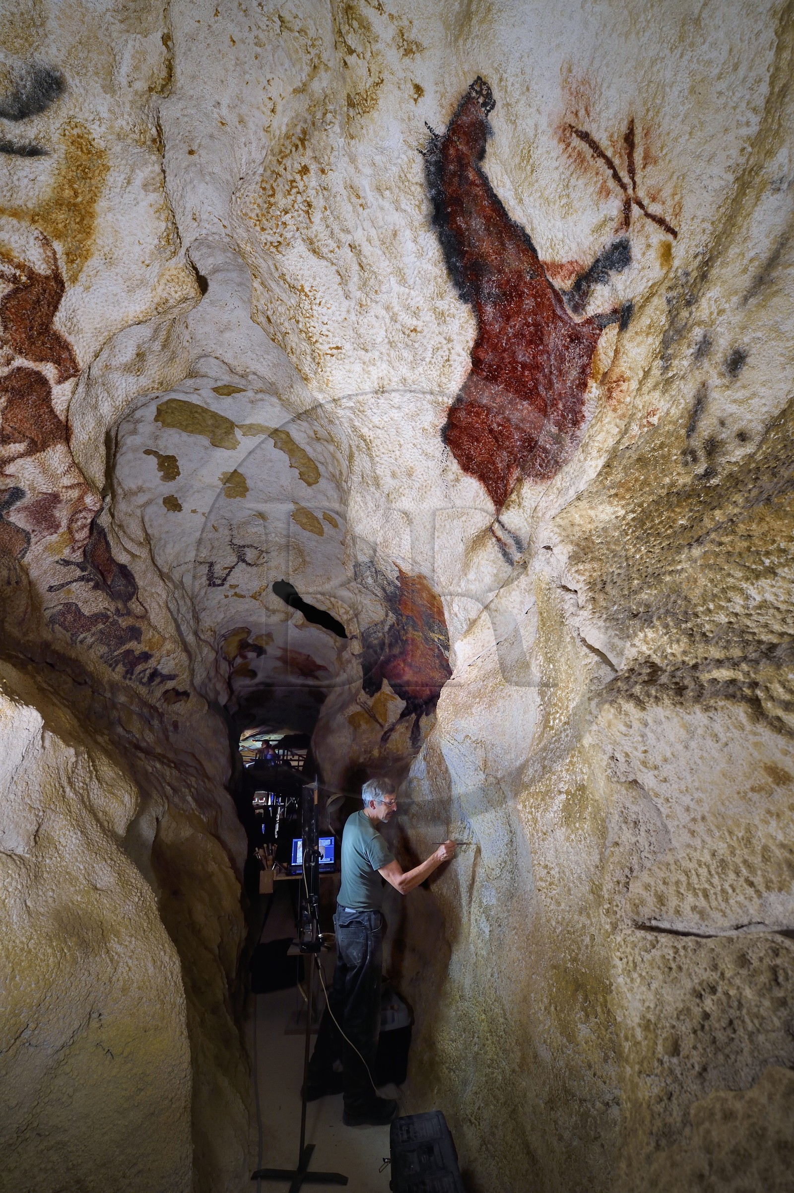 France, Dordogne (24), Montignac, chantier du futur Centre International de l'Art pariétal de Montignac-Lascaux (Lascaux 4), le diverticule axial de la grotte reconstituée par l’Atelier des Fac-Similés du Périgord (AFSP), finitions des peintures murales de la partie inférieure par l'artiste peintre Gilles Lafleur