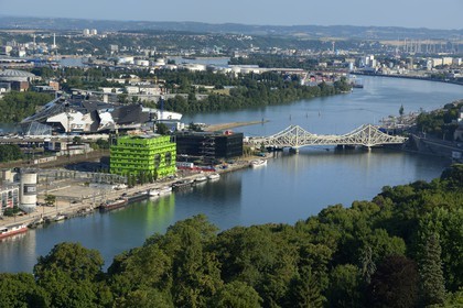 France, Rhône (69), Lyon, nouveau quartier de La Confluence au sud de la Presqu'île, le batiment vert siège d'Euronews sur le Quai Rambaud, le chantier du futur musée des Confluences et le confluent du Rhône et de la Saône