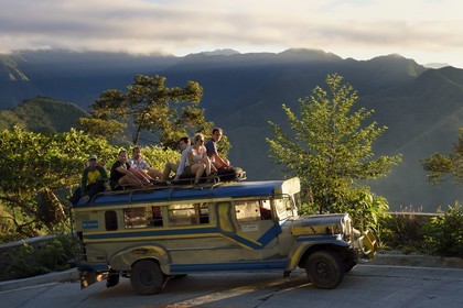 Philippines, province d'Ifugao, région de Banaue, jeepney (jeep allongée pour le transport de passagers) progressant sur une route de montagne vers Batad