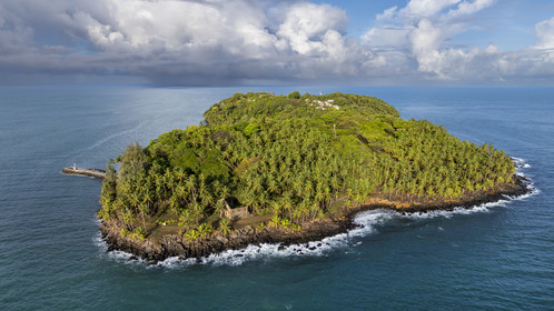 France, Guyane, Kourou, Iles du Salut, l'Ile Royale qui accueillait l'administration, la chapelle et l'hôpital du bagne ainsi que les logements de la direction et des gardiens (vue aérienne)