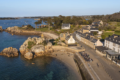 France, Côtes-d'Armor (22), Côte d'Ajoncs, Penvénan, Port Blanc sur le chemin de Grande Randonnée GR 34, le Rocher de la Sentinelle surmonté d'un oratoire (vue aérienne)