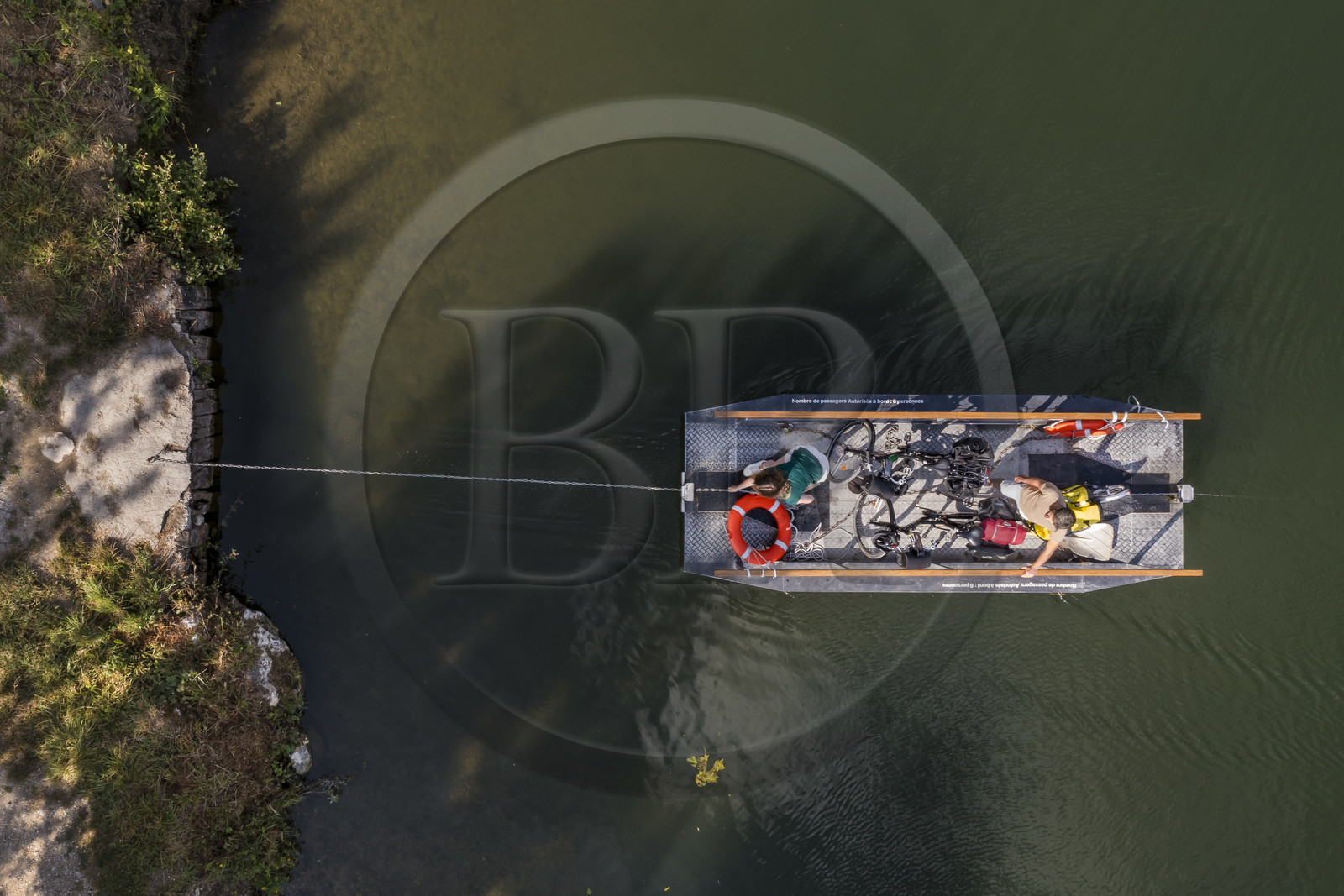 France, Deux-Sèvres (79), le Marais Poitevin, la Venise Verte, Magné, randonnée à bicyclette, passage de la Sèvre Niortaise à sur un des bateaux à chaines en libre accès (vue aérienne)