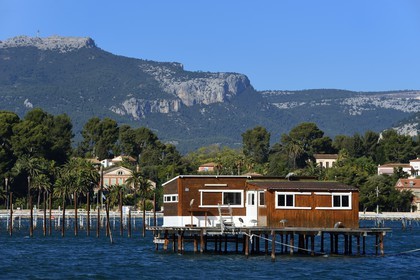 France, Var (83), la rade de Toulon, La Seyne-sur-Mer, parc à moules et huitres, ferme d'aquaculture