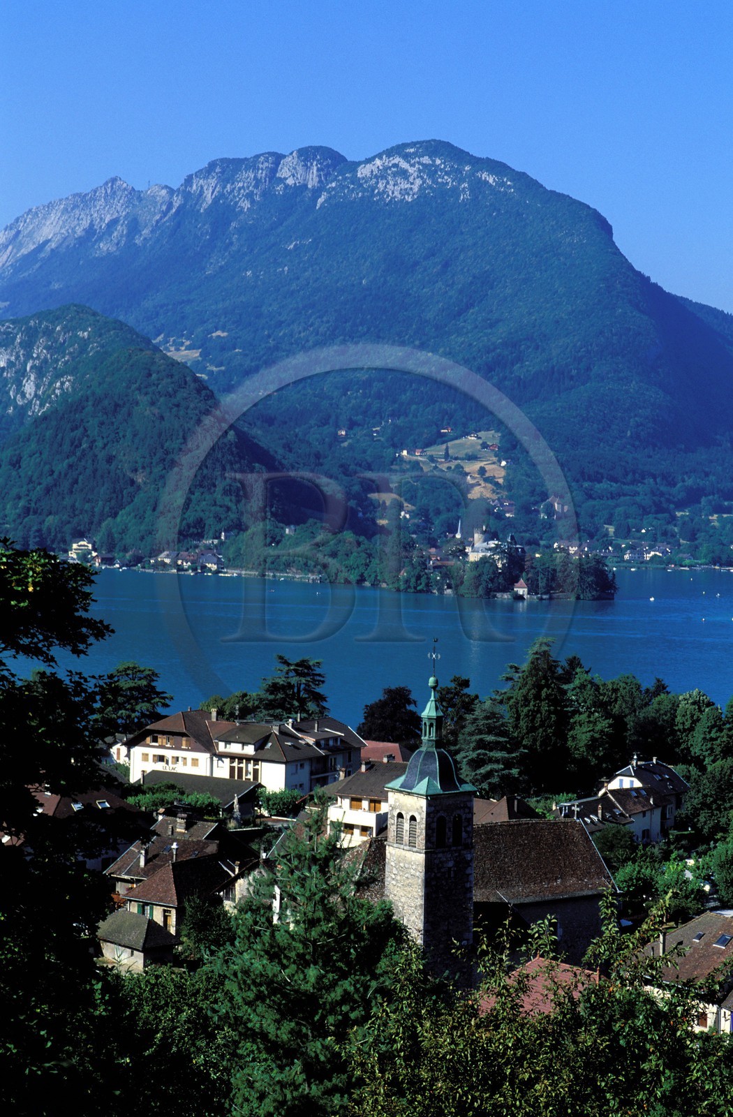 France, Haute-Savoie (74), le village de Talloire sur les rives du lac d'Annecy