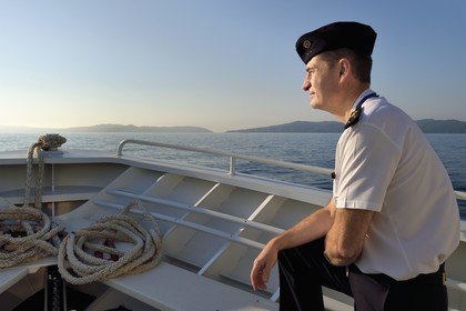 France, Var (83), Iles d'Hyères, Parc national de Port Cros, sur un bateau à l'approche de l'1, l’ingénieur général de l’armement Francois-Xavier Dufer, directeur du centre DGA Essais de missiles