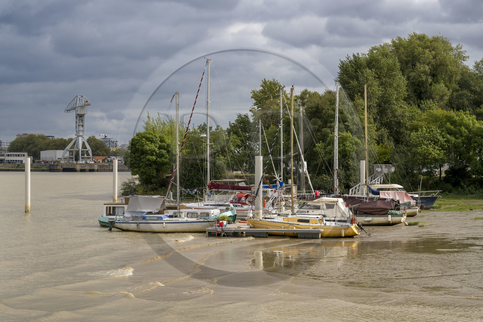 France, Loire-Atlantique (44), banlieue de Nantes, Rezé, quartier Trentemoult, le petit port sur la Loire et la Grue Titan grise sur l'Ile de Nantes en arrière plan