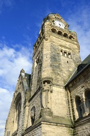 France, Moselle (57), Metz, la gare de Metz, édifiée de 1905 à 1908 par l'architecte berlinois Jurgen Kruger est inscrite monument historique, statue représentant Roland de Roncevaux