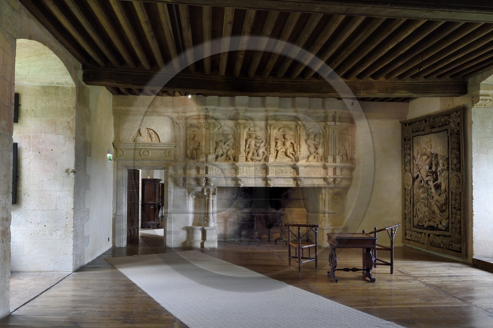 France, Dordogne (24), Périgord Vert, Villars, château de Puyguilhem, la Grande Salle et sa cheminée aux reliefs illustrant les travaux d'Hercule