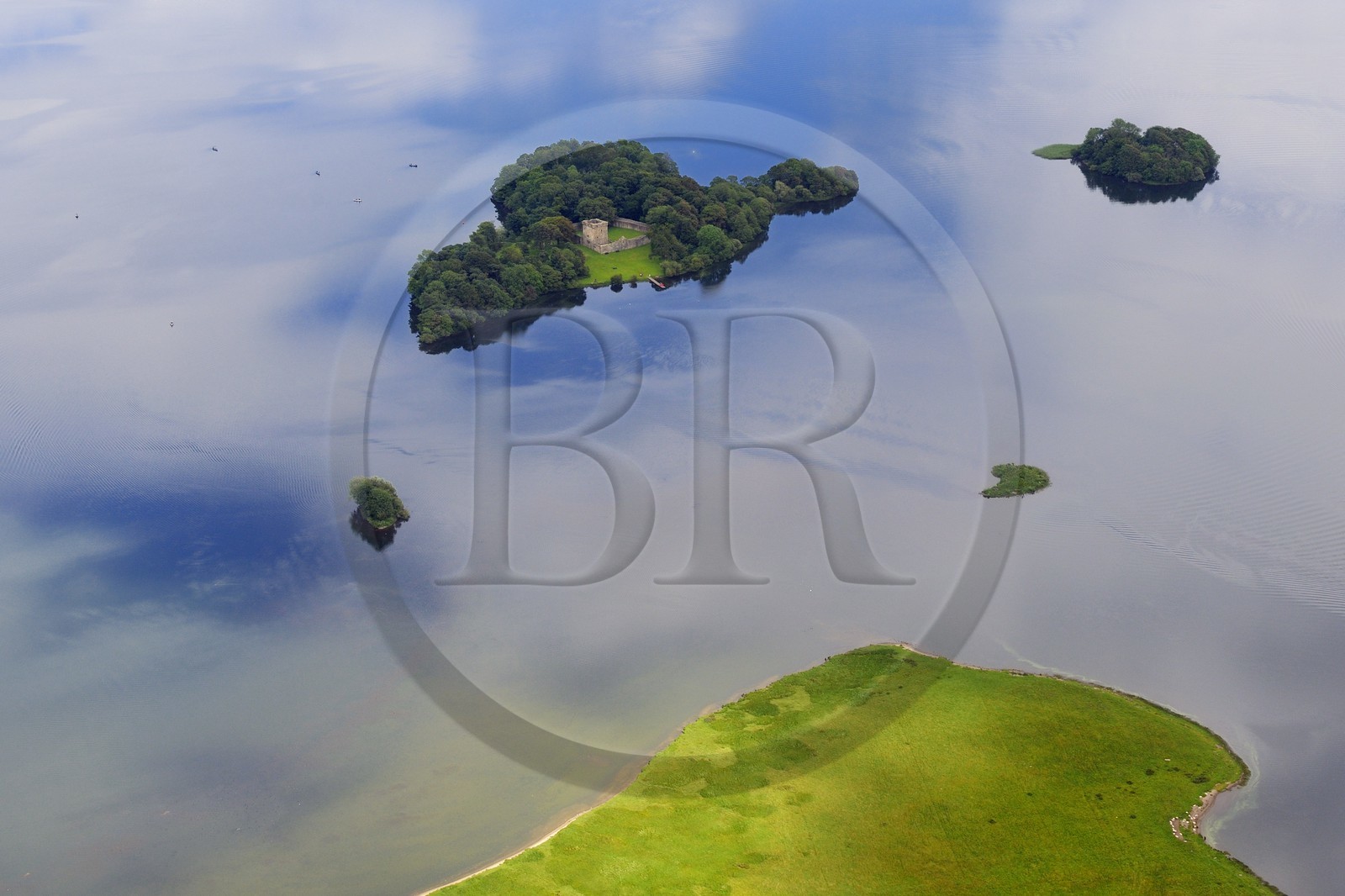 Royaume-Uni, Ecosse, château de Loch Leven situé sur une île au milieu du loch où Marie Stuart fut emprisonnée et dont elle s'évada(vue aérienne)