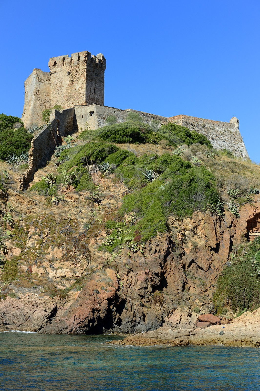 France, Corse-du-Sud (2A), Golfe de Girolata, classé Patrimoine Mondial de l'UNESCO, Girolata sur la commune d'Osani, fortin avec une tour gênoise carrée
