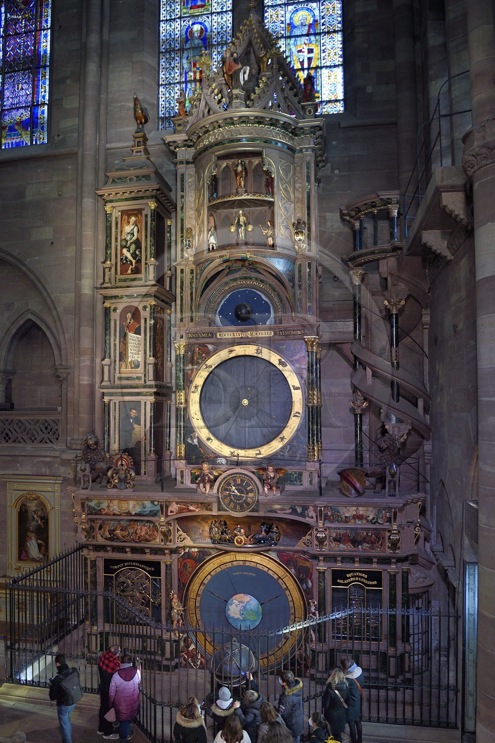 France, Bas-Rhin (67), Strasbourg, vieille ville classée au Patrimoine Mondial de l'UNESCO, la cathédrale Notre-Dame, bras sud du transept, l'horloge astronomique