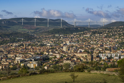 France, Aveyron (12), parc naturel régional des Grands Causses, la ville de Millau et le viaduc de Millau des architectes Michel Virlogeux et Norman Foster en arrière plan