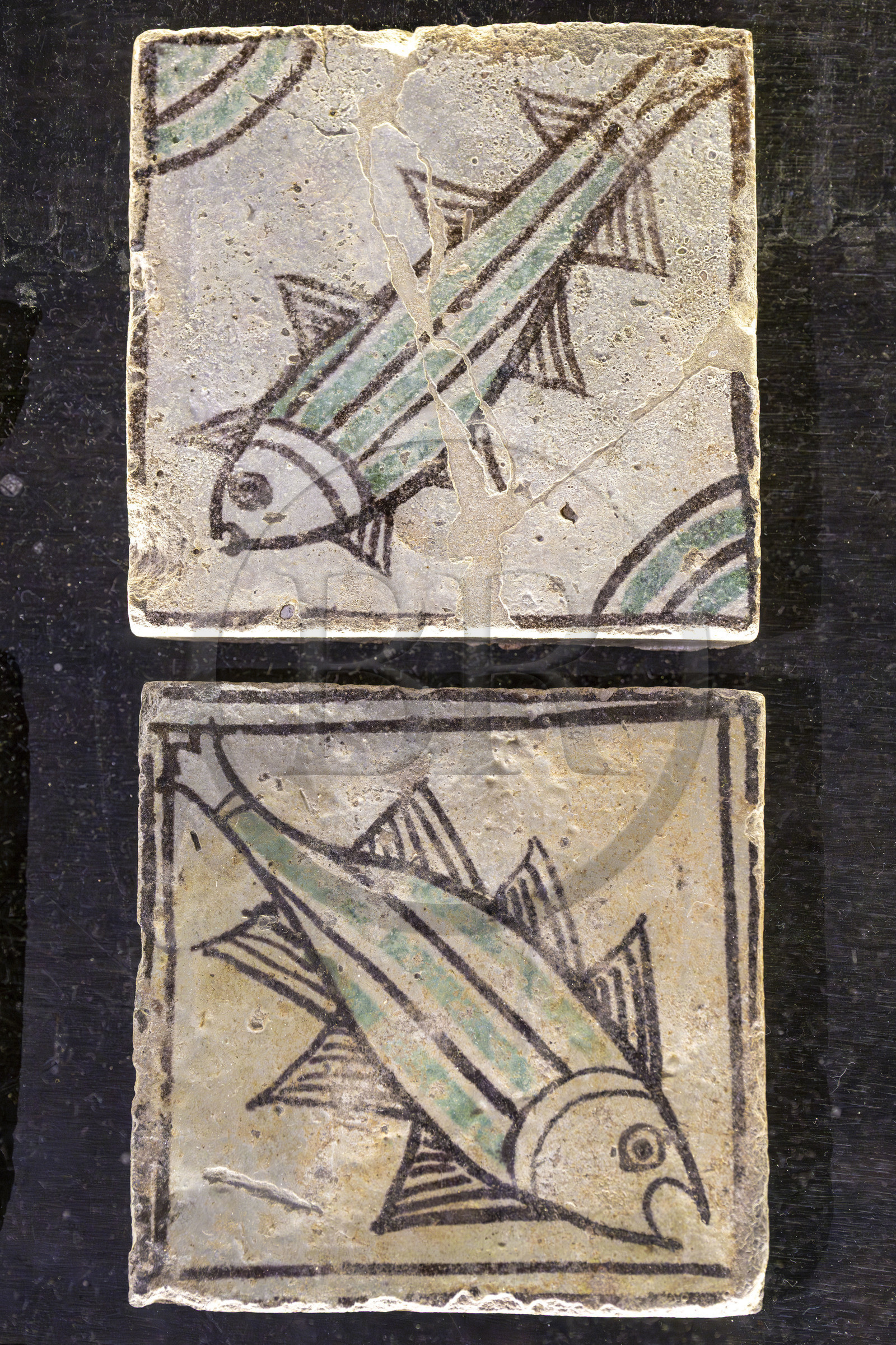 France, Vaucluse (84), Avignon, Palais des Papes classé Patrimoine mondial de l'UNESCO, carreaux vernissés du sol, céramique en pate réfractaire du XIVe siècle