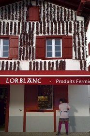 France, Pyrénées-Atlantiques (64), Pays-Basque, Espelette, séchage des piments d'Espelette aux facades des maisons du village