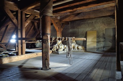 France, Bas-Rhin (67), Strasbourg, vieille ville classée au Patrimoine Mondial de l'UNESCO, la cathédrale Notre-Dame, charpente des combles de la nef et un cabestan qui servait jadis à monter les matériaux