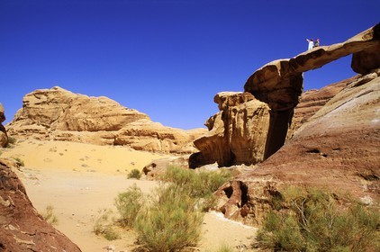 Jordanie, Wadi Rum, des bédouins sur le pont de pierre de Um Fruth