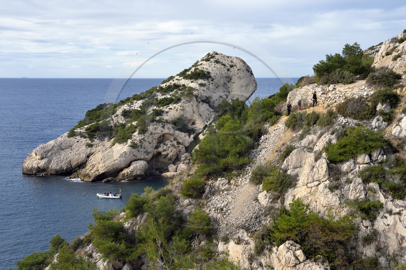 France, Bouches-du-Rhône (13), Ensuès-la-Redonne vers Marseille, la Cote Bleue, randonnée de Niolon au Cap Méjean le long du Sentier des Douaniers, le rocher du Moulon