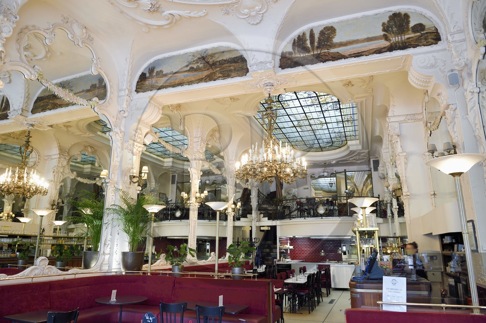 France, Allier (03), ancienne province du Bourbonnais, Moulins, le Grand Café, une des plus belles brasseries Belle Epoque de France, longtemps fréquenté par la célèbre créatrice Coco Chanel