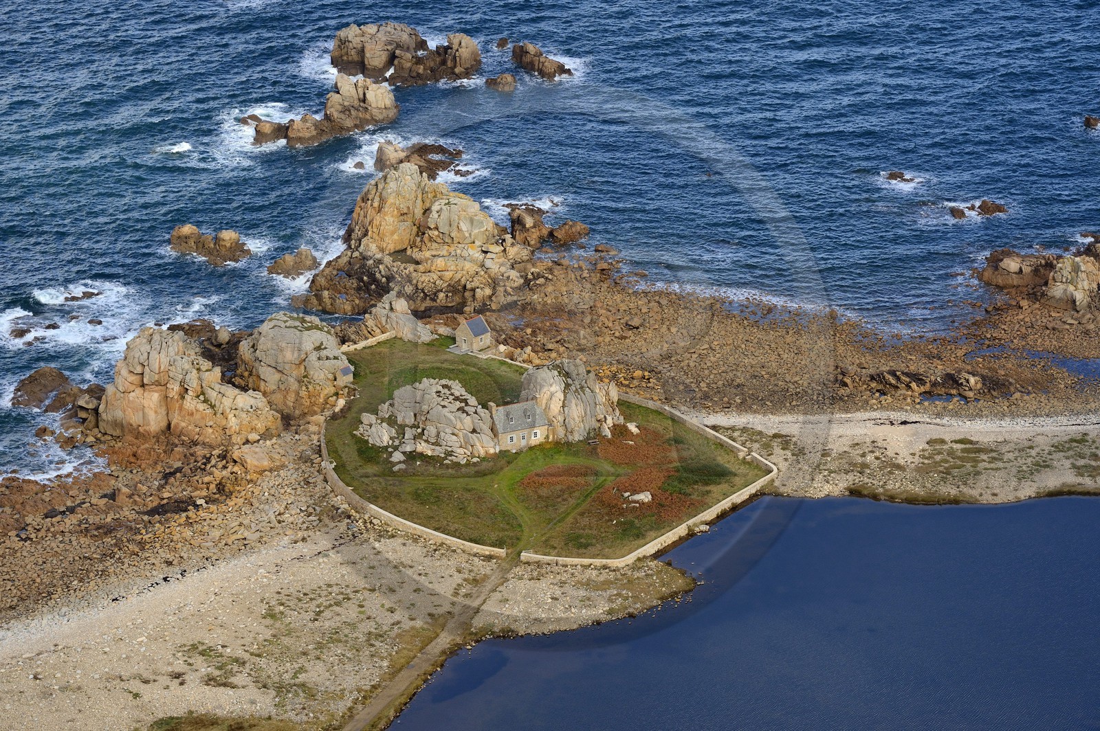 France, Côtes-d'Armor (22), Côte d'Ajoncs, Plougrescant, Anse de Pors Scaff, la petite maison de Castel Meur, toute représentation commerciale de cette maison est interdite (vue aérienne)