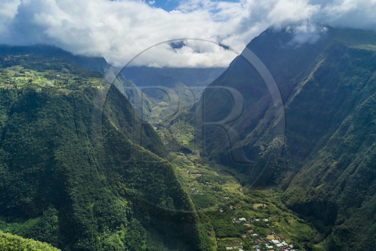 France, Ile de la Reunion, Saint-Joseph, le plateau de Grand-Coude (à gauche) et la rivière Langevin à l'Est (vue aérienne)