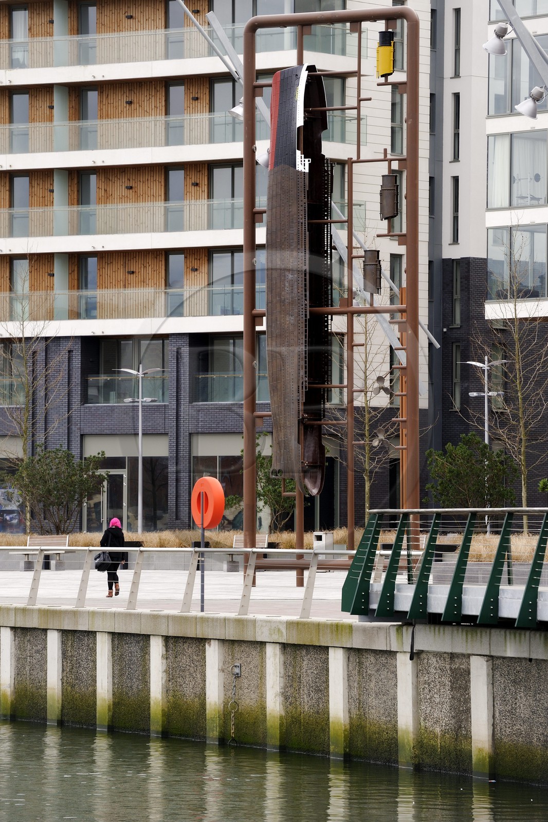 Royaume-Uni, Irlande du Nord, Belfast, Titanic Quarter sur Queen's Island, la sculpture publique appelée Kit créée par l'artiste Tony Stallard représente des éléments identifiables du Titanic dans un cadre
