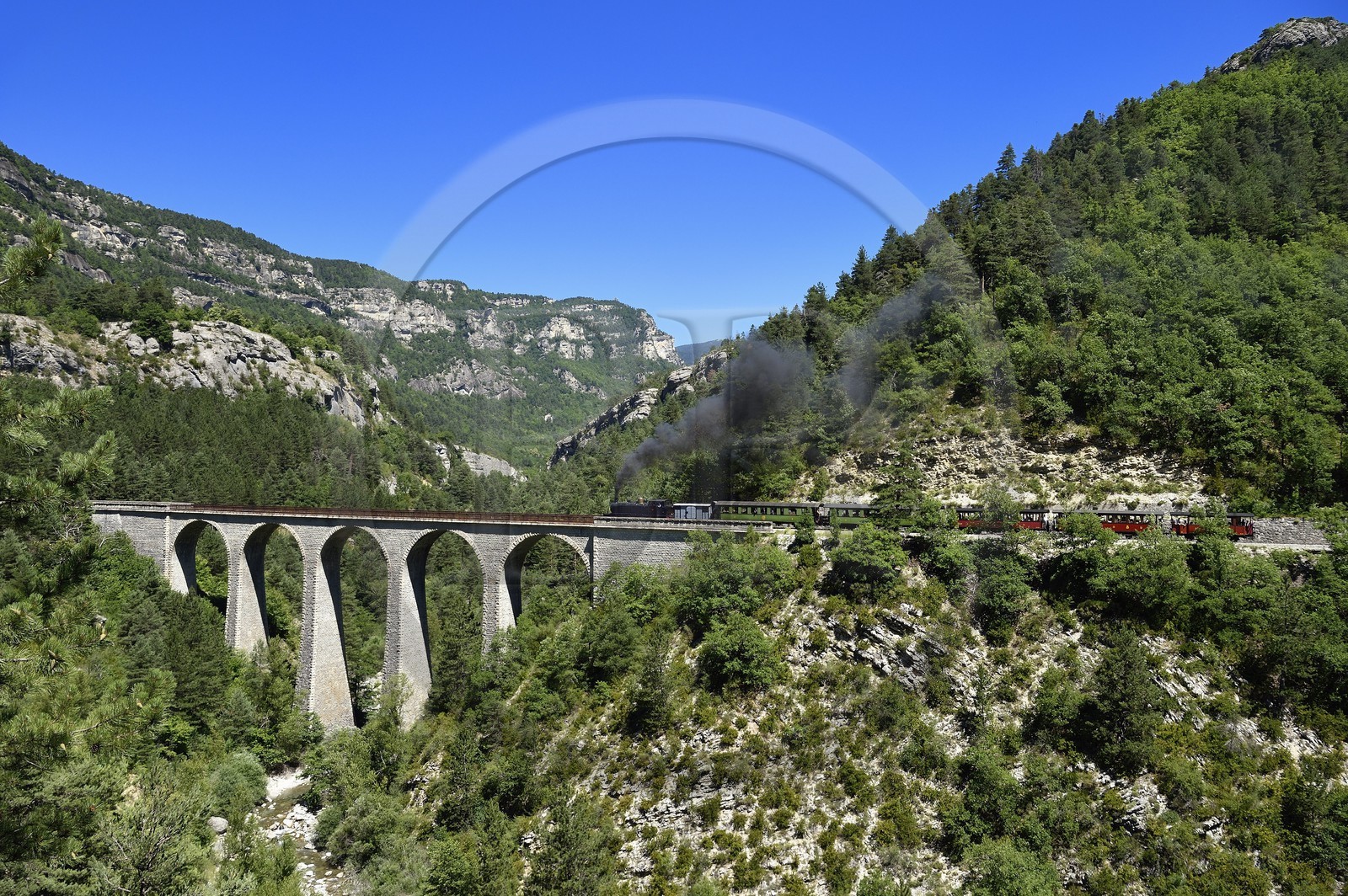 France, Alpes-de-Haute-Provence (04), les scaffarels vers Annot, le Train des Pignes franchit le viaduc de la Donne au dessus du Coulon