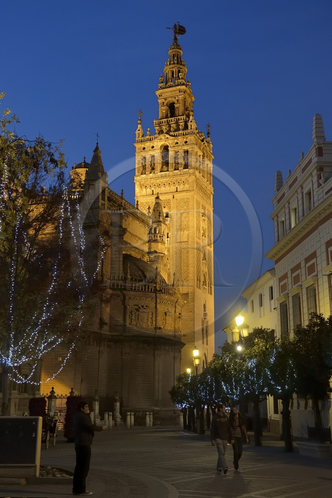 Espagne, Andalousie, Séville, quartier de Santa Cruz, la Giralda, ancien minaret almohade de la Grande Mosquée reconverti en clocher de la cathédrale, classé Patrimoine Mondial de l'UNESCO